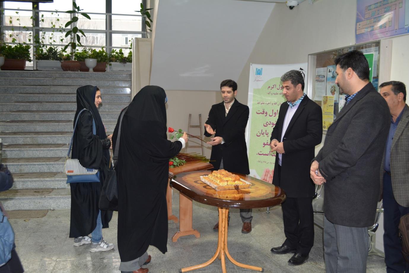 استقبال از دانشجویان در روز دانشجو با شیرینی و گل در دانشکده مدیریت و اطلاع رسانی پزشکی