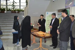 استقبال از دانشجویان در روز دانشجو با شیرینی و گل در دانشکده مدیریت و اطلاع رسانی پزشکی
