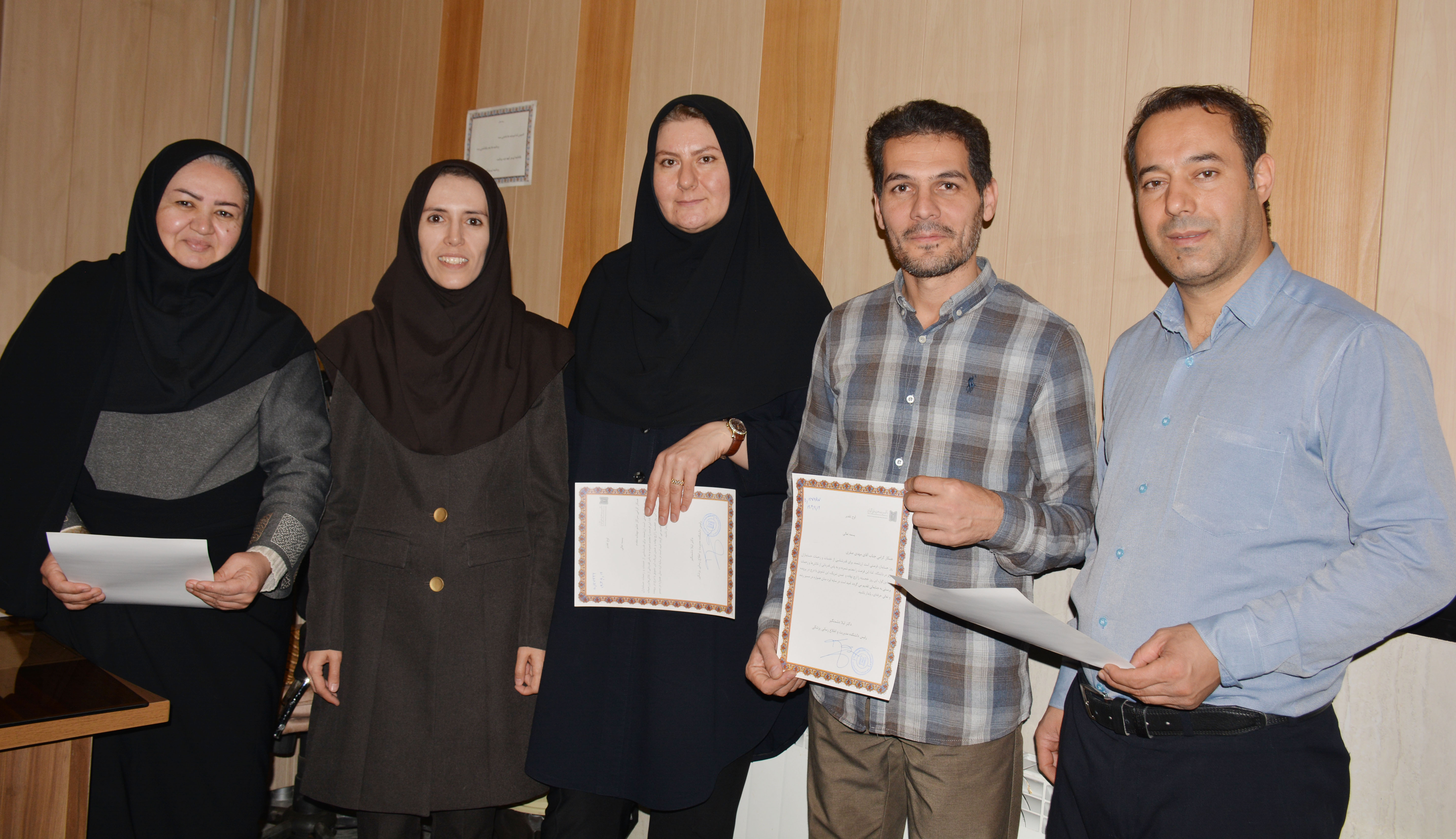 تجلیل از حسابداران دانشکده با اهدای لوح تقدیر