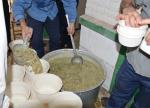 مراسم پخت و توزیع آش نذر اربعین حسینی