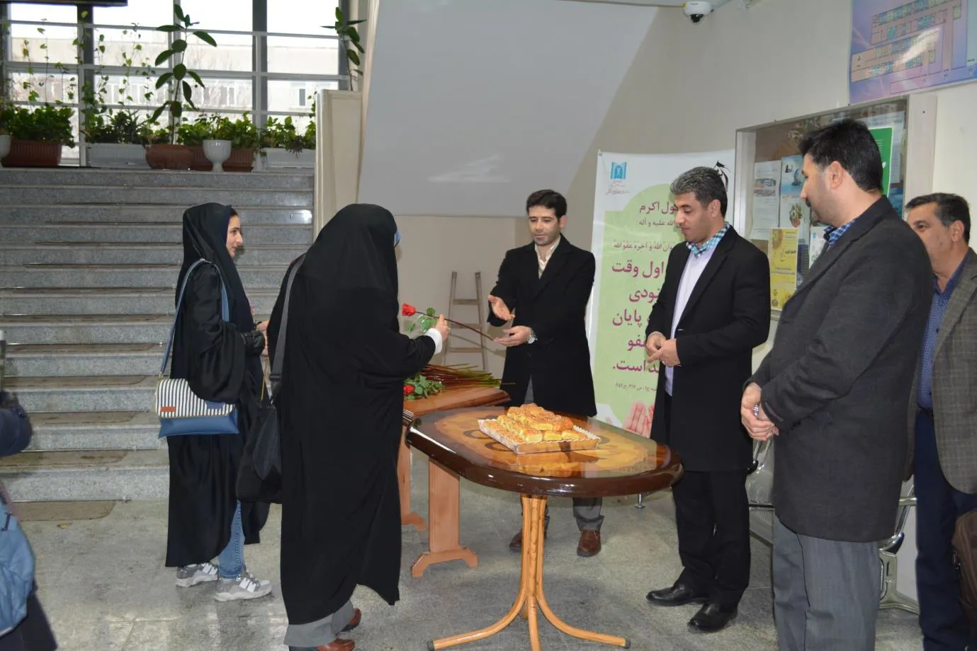 استقبال از دانشجویان در روز دانشجو با شیرینی و گل در دانشکده مدیریت و اطلاع رسانی پزشکی